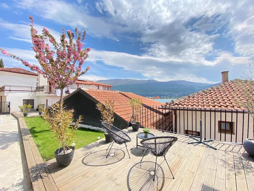 Patio & Lake View ⭐️ Old Town Stylish & Central - Image 1