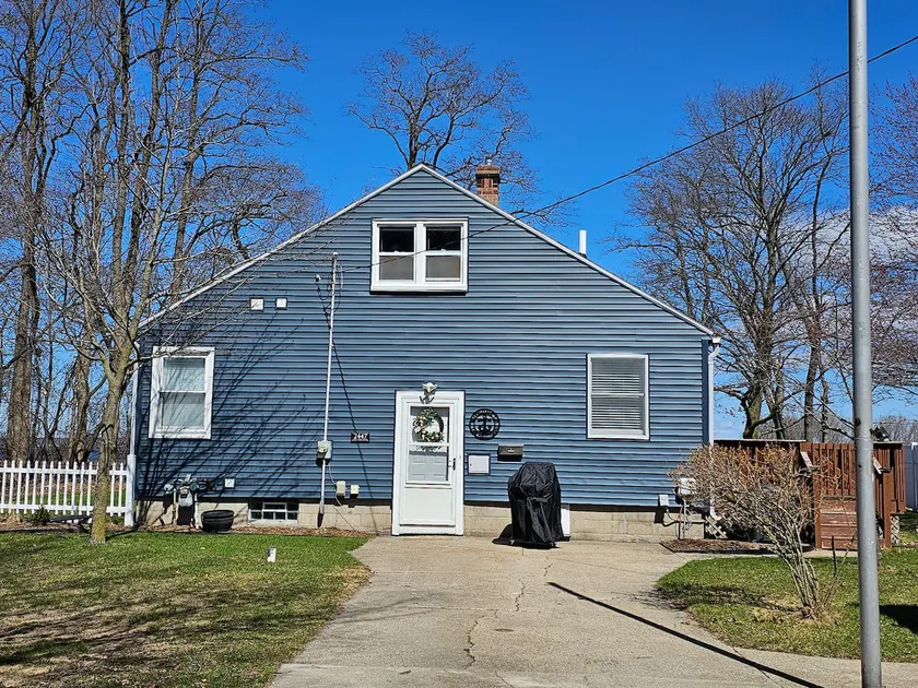 Beautiful lake view, fire pit, fenced, no pet fee! - Image 1
