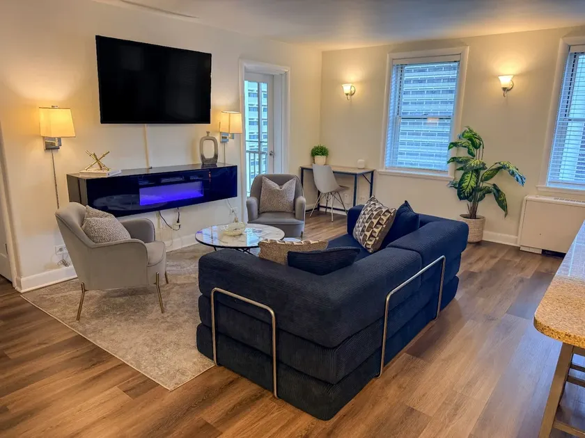 12K - You`ll love this 1 BD 1 BA condominium in th - Image 1