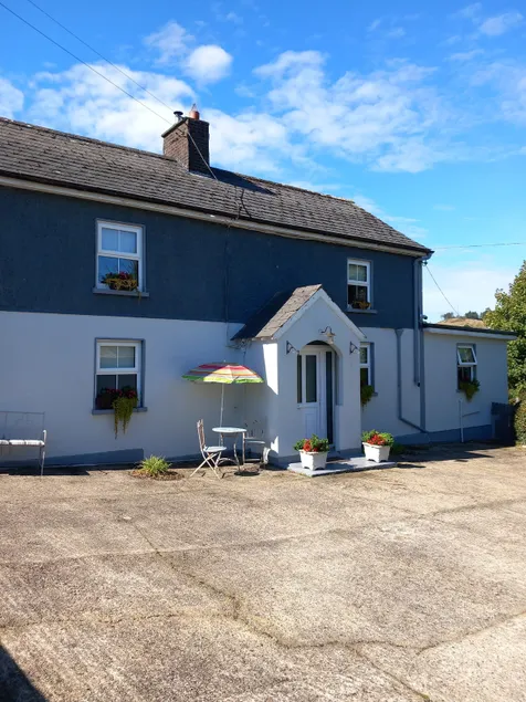 Kingscourt entire farmhouse , Loughanleagh - Image 1