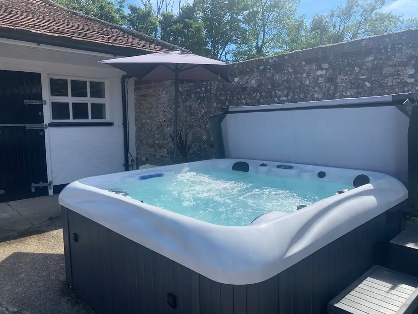 Chillout!! Sussex Flint Cottage- HotTub - Goodwood - Image 1
