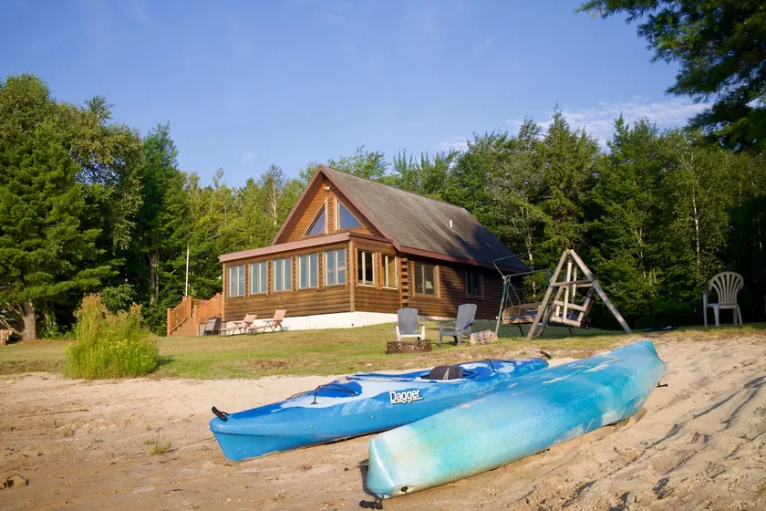 Beautiful Log Cabin on Lake Near Picture Rocks - Image 1