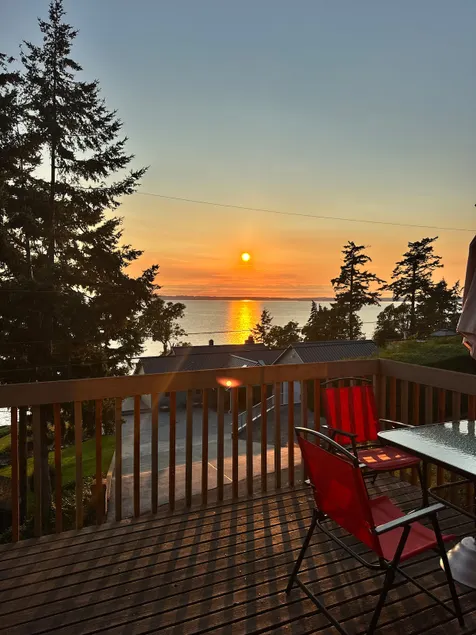 PUGET SOUND VIEWS! Beach, Full Kitchen! 2 Kings! - Image 1