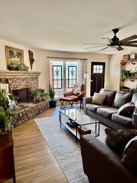 A spacious cottage with gorgeous Mountain Views! - Image 1