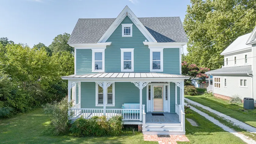 Waterfront Victorian home in downtown Onancock - Image 1