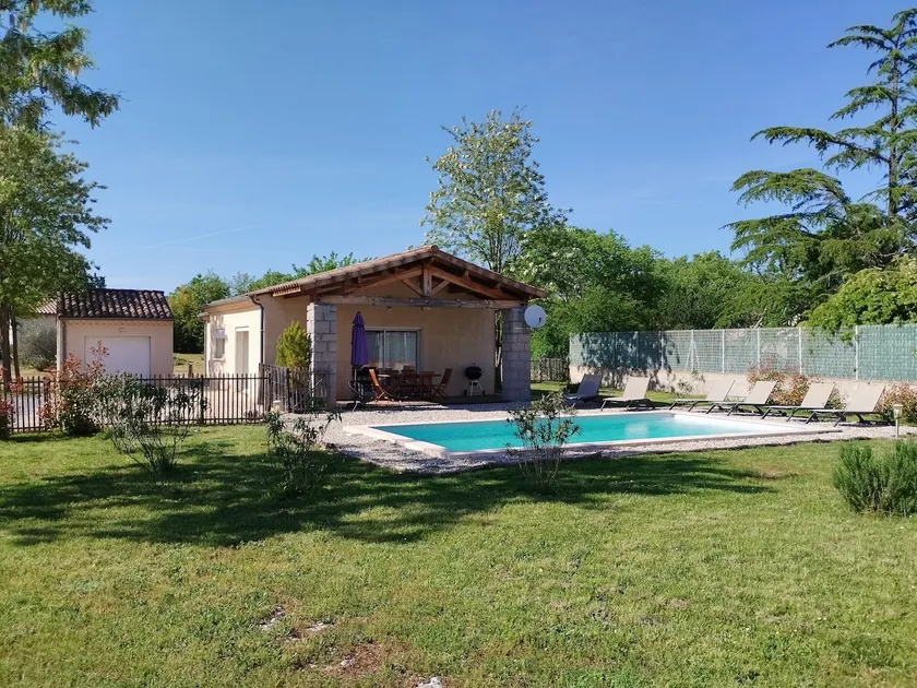 House with swimming pool for rent from Sunday to Sunday - Image 1