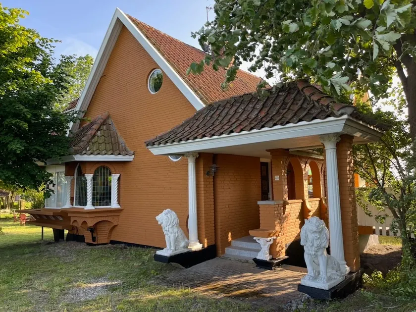 Distinctive & theatrical villa, with beautiful views - Image 1