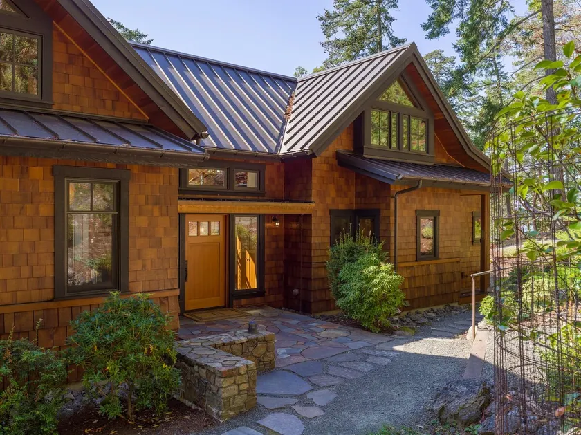 Waterfront Luxury, Chef's Kitchen & Sunset Views - Image 1