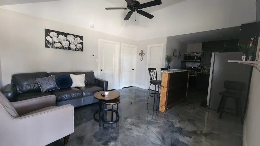 Adorable 2-bedroom guesthouse with free parking - Image 1
