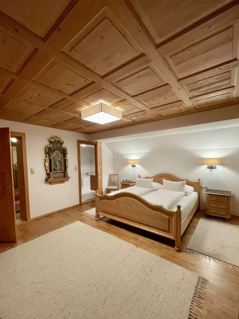 Top floor 100m² elegance w/sunny panoramic balcony - Image 1