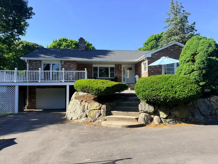 Beautiful 4-Bedroom Home  Premier Location - Image 1