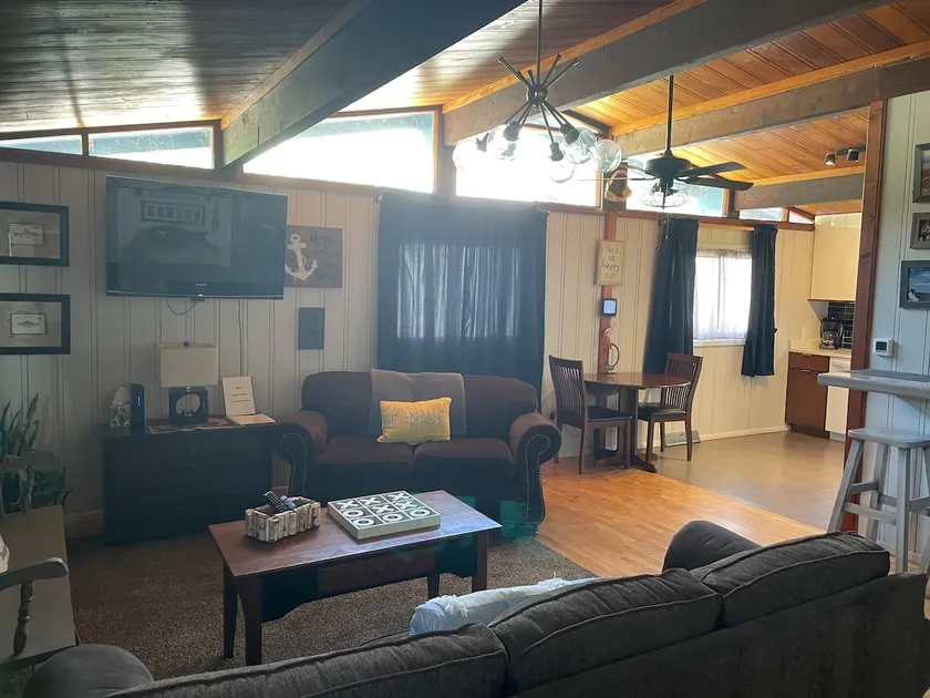 Lakeside Retreat-2 bedroom Cottage Milford Lake - Image 1