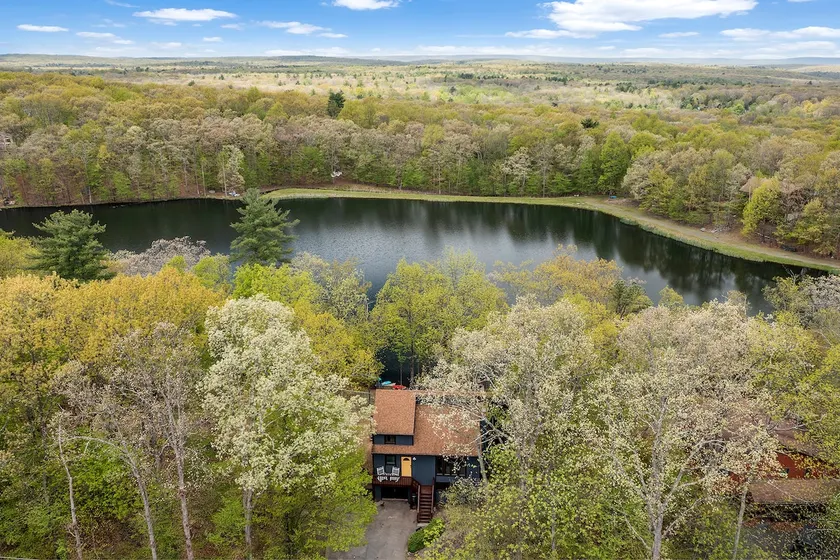 Blue Canoe: Luxury Lakefront w/ Hot Tub & Kayaks - Image 1