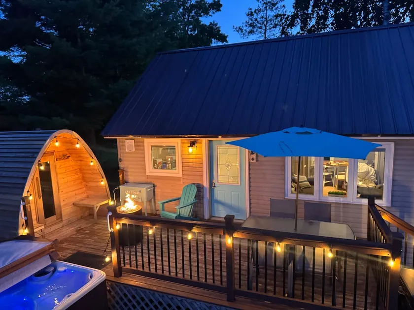 Waters Edge Cottage: Cozy. Sauna. Hot Tub - Image 1