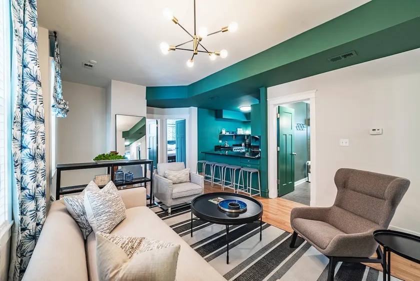 Lucky Green/3-Level 9BR/Parking/Sleeps 19/Wrigley - Image 1