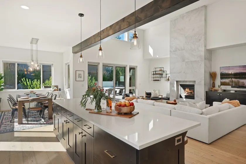 Modern, spacious 5 bdrm near Bachelor! HOT TUB - Image 1