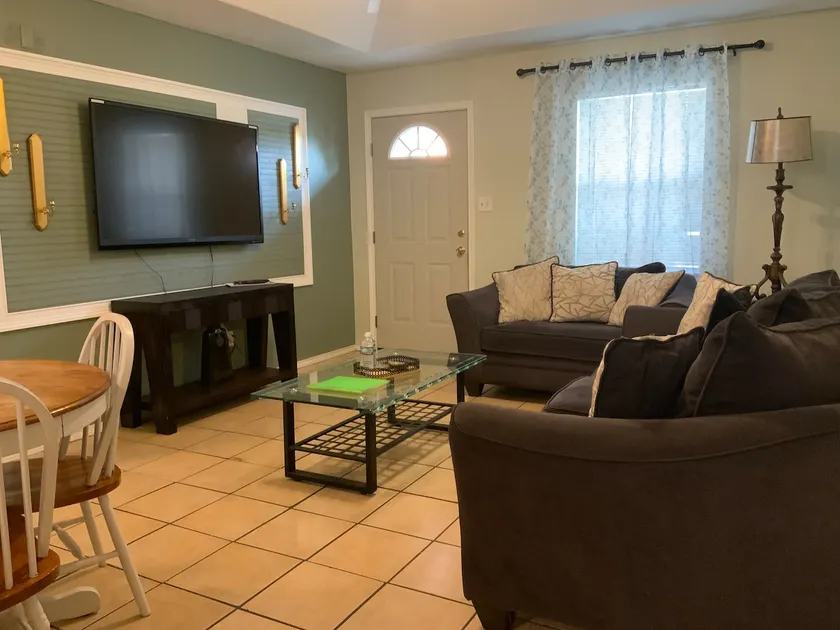 Lovely 2 bedroom with kitchen & free wifi/parking. - Image 1