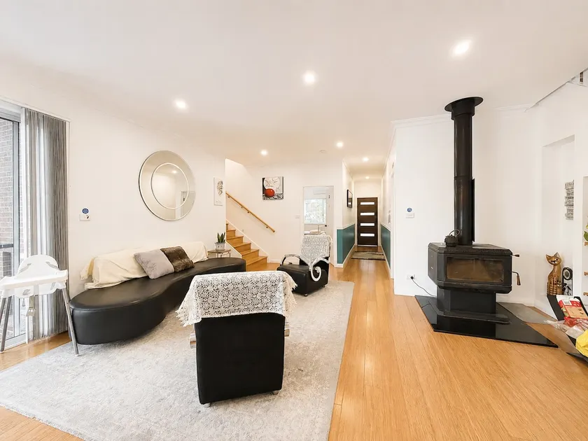 Spacious 5BR House Fireplace Garden Retreat - Image 1