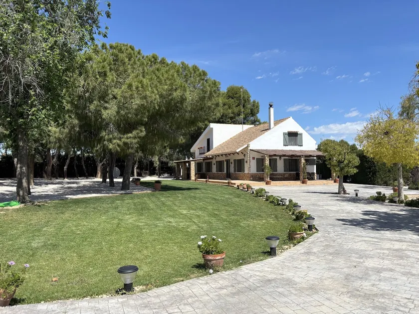 Luxury villa with pool 5 minutes from the beach - Image 1