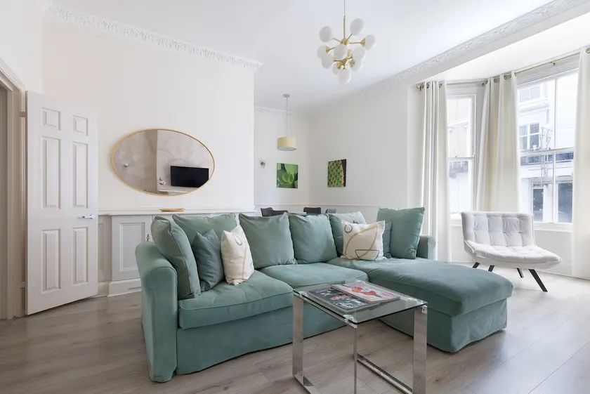 Elegant 2 bedrooms apt in Chelsea with patio - Image 1