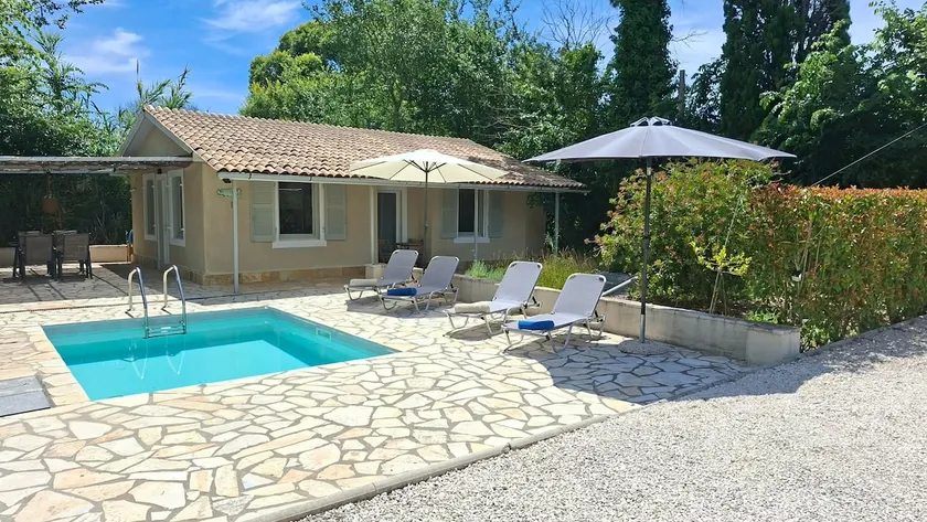 Villa with Pool 10 minutes walk to IPSOS Beach - Image 1