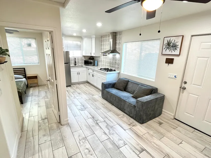 Private 1BR Guesthouse | • Parking • Canyon Crest - Image 1