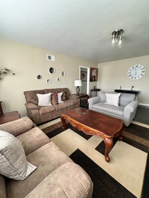 Spacious Furnished Home Near Pinnacles Hwy 101 - Image 1