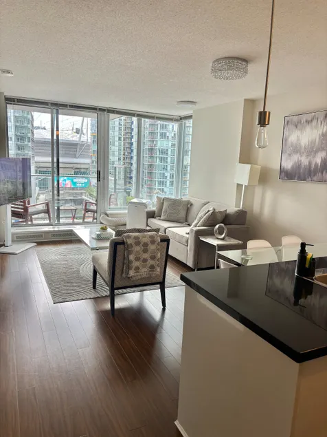 1 Bd & Den Down Town, Parking, Gym, Pool, Skytrain - Image 1