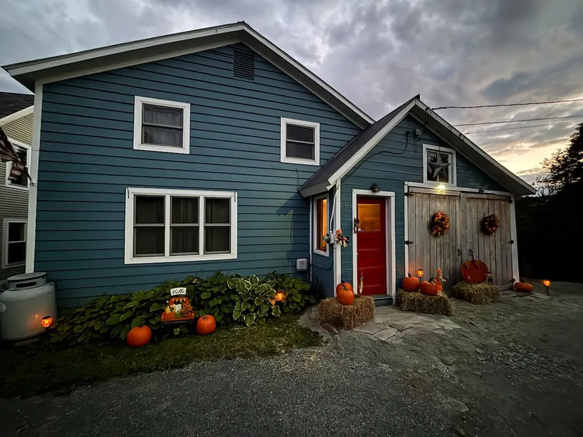 Cozy 3 bedroom 2 bath home close to hiking, biking, and Stowe! - Image 1