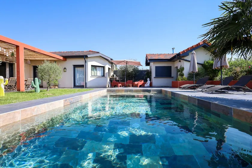 Bali-style 5-bedroom villa with pool and hot tub - Image 1
