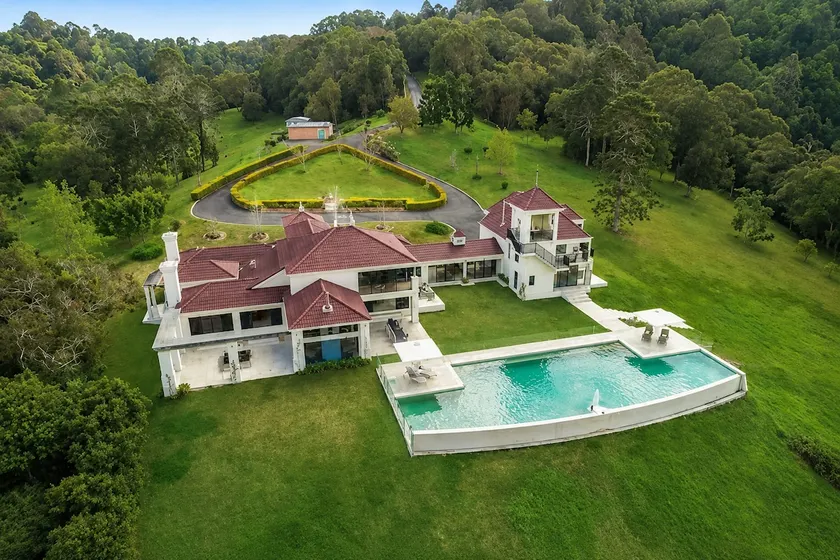 Maleny Chateau Pool Country Experience, Creek, Gym - Image 1
