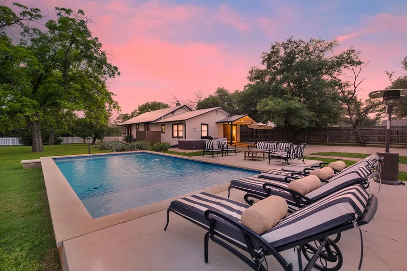 1 Acre Oasis W/Pool & Hot-Tub Near Main! - Image 1