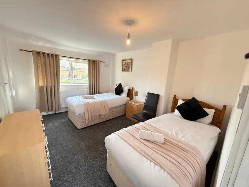 King size bed Fast Wi Fi, Garden space, parking, - Image 1