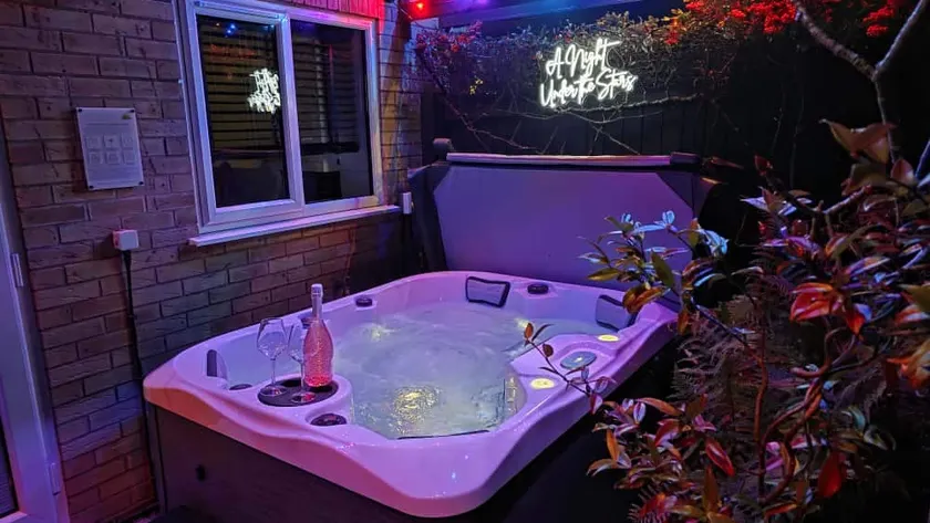 Luxury Hot Tub House | NEC | Parking | BHX Airport - Image 1