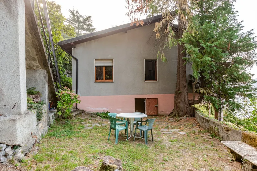 Cottage with beautiful lake view and large park - Image 1