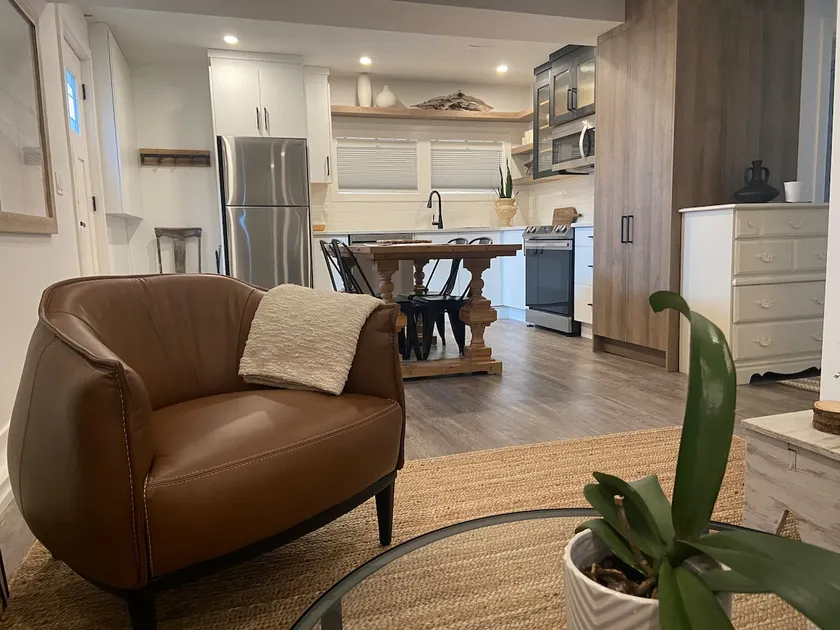 ”Small Town Pearl” Entire Luxury Suite 1 BR / 2QB - Image 1