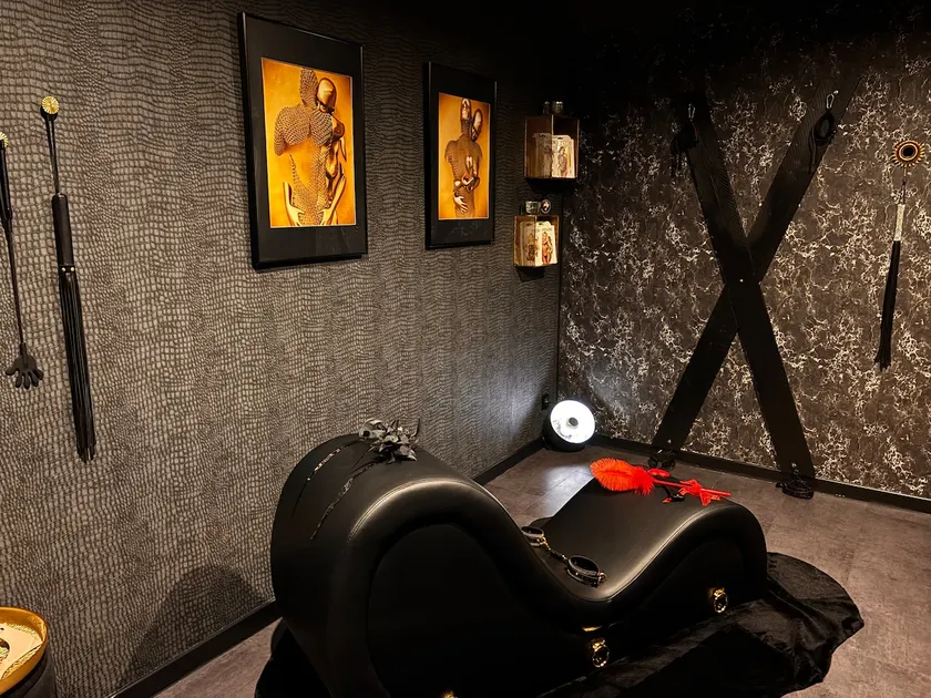 The Malefic Suite with whirlpool bathtub - Image 1