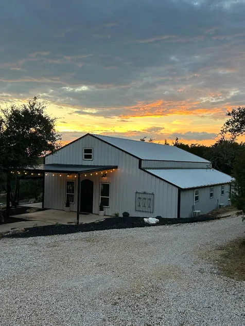 Longhorn Hall B&B at Triple H Ranch Wedding Venue - Image 1