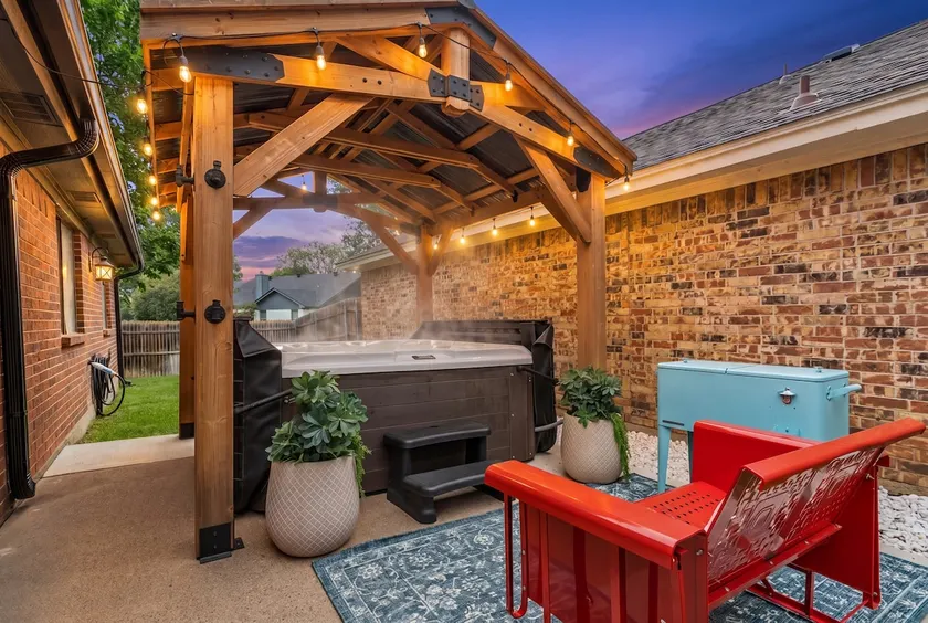 NEW Hot Tub, 65”TV, Arcade, Coffee Bar, 450MB WIFI - Image 1