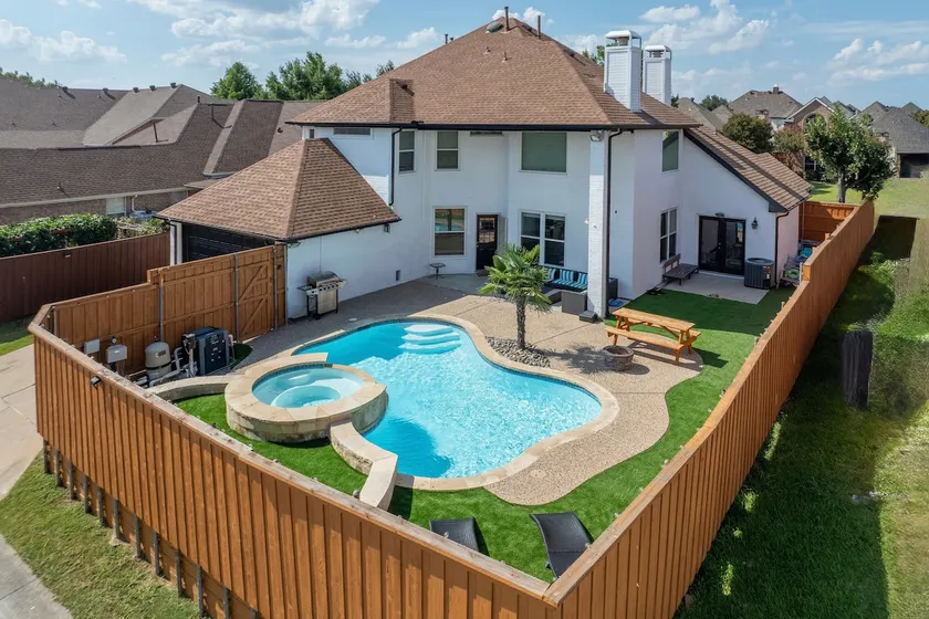 Luxurious | Pool Oasis | PS5 | 12 Beds | Aquarium - Image 1