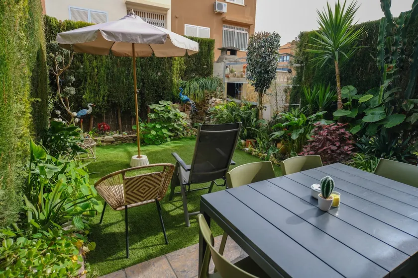 Entire home with garden, barbecue, and parking - Image 1