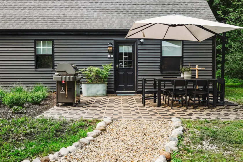 Charming 2BR/2BA Cottage with Full Kitchen & Patio - Image 1