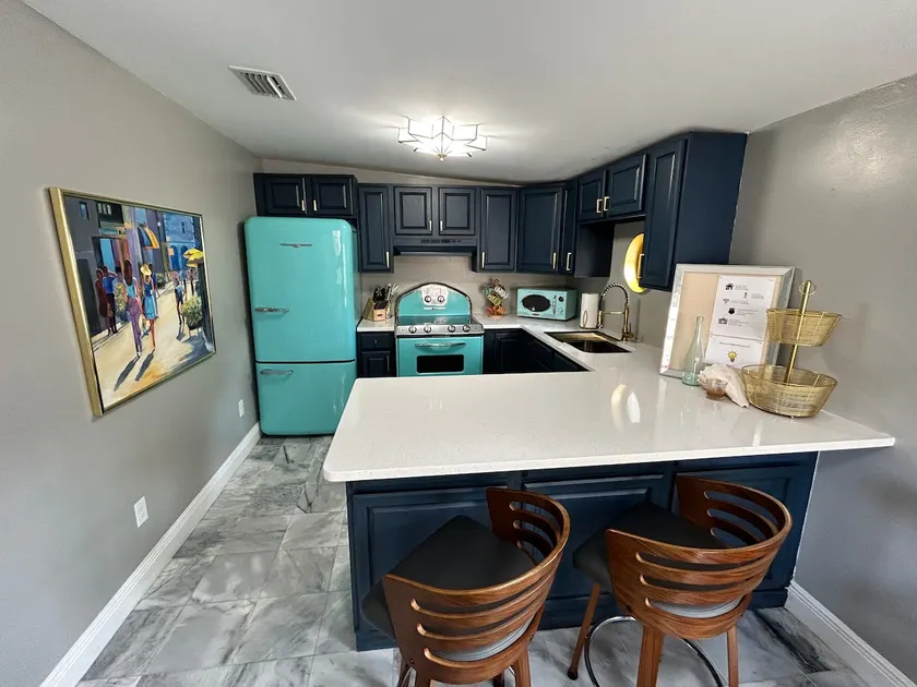 Stylish Bungalow Near Dining,Parks & Entertainment - Image 1