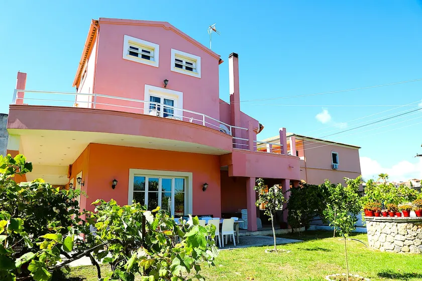 Private Villa AKOBARA, 2km from city center - Image 1