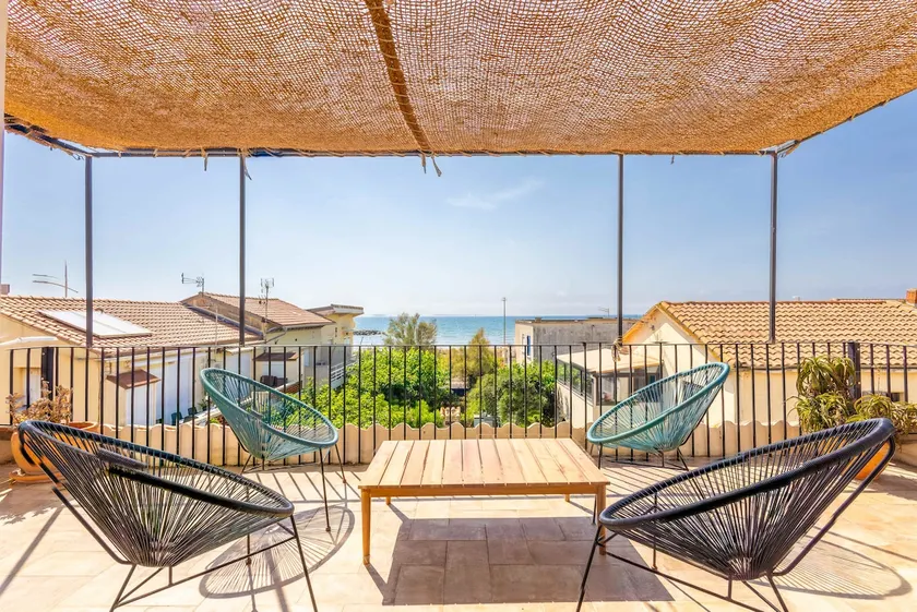 Seaside house with 2 terraces, air conditioning, parking - Image 1