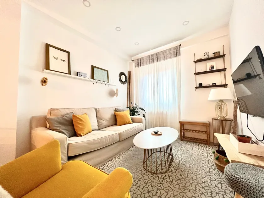 Comfortable and elegant, with lots of light - Image 1