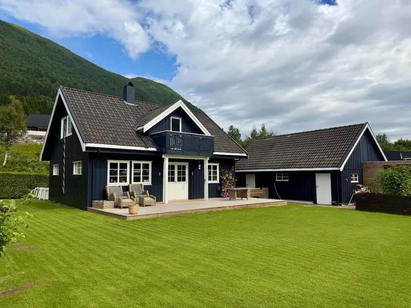 Detached house in beautiful surroundings - Image 1