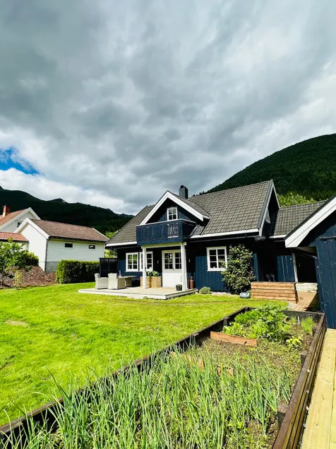 Detached house in beautiful surroundings - Image 1
