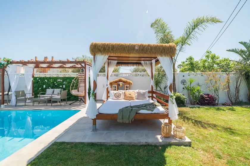 Villa with Private Pool, Garden & Cinema Near Sea - Image 1