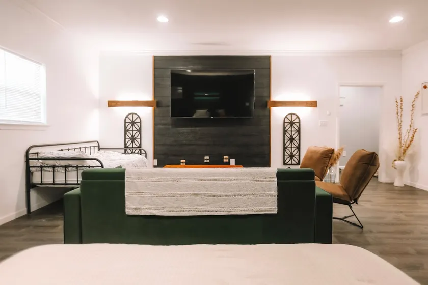 Newly constructed modern design guest house suite - Image 1